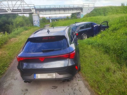 Kierowca Audi uciekał, pasażer wyrzucał narkotyki, a w tle wpadł kolejny diler