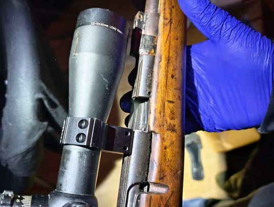 Finał nietypowej dostawy alkoholu. Arsenał broni i zapas narkotyków w przemyskim domku letniskowym