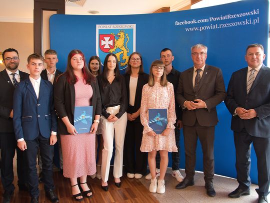 Gala „Młode Talenty Powiatu Rzeszowskiego” – już po raz drugi nagrodzono najzdolniejszych uczniów! [FOTO]