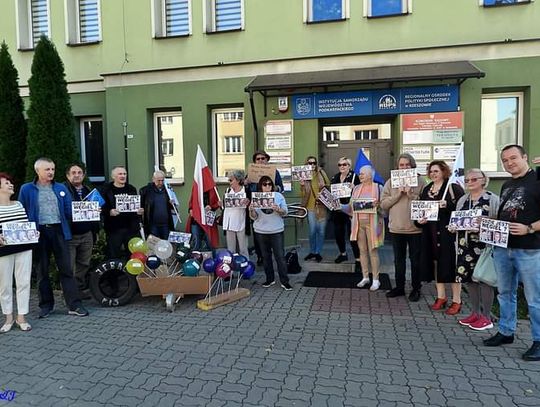 Garstka protestujących w sobotę pod siedzibą PiS w Rzeszowie