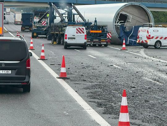 Gigantyczna część turbiny wiatrowej spadła na A4! Uwaga kierowcy – duże utrudnienia w kierunku Korczowej