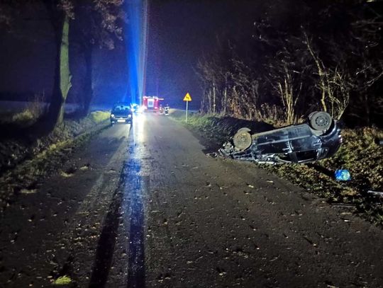 Groźne dachowanie w regionie. Trzy osoby w szpitalu przez... martwego kota na drodze