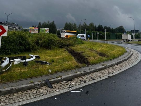 Groźne zdarzenie na Rondzie Kuronia! Autobus zjechał z drogi i uderzył w ekrany