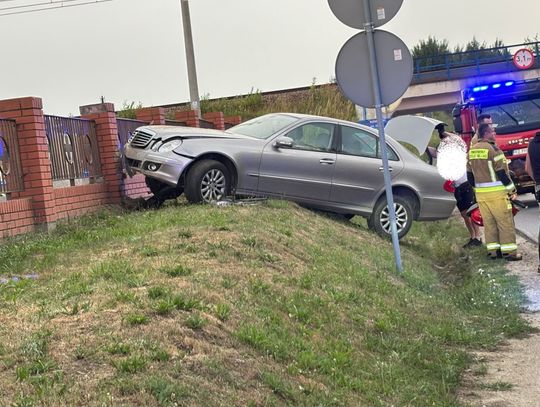 Groźne zdarzenie w Rudnej Wielkiej. Osobowka uderzyła w ogrodzenie cmentarza