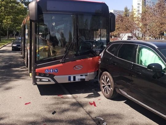 Groźne zderzenie autobusu MPK z osobowym Volvo na alei Powstańców Warszawy. Jedna osoba trafiła do szpitala