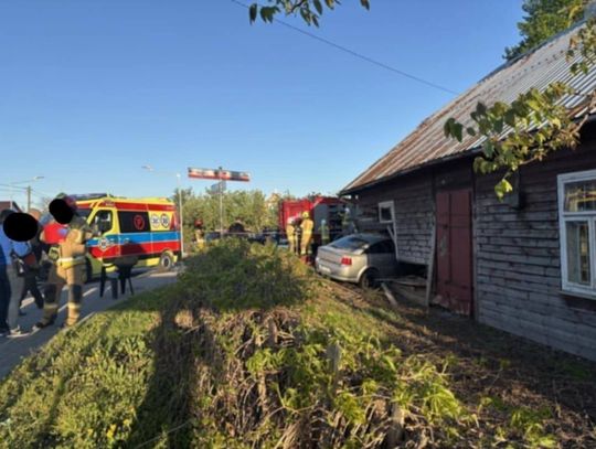 Groźnie wyglądający wypadek w Cmolasie. Auto wbiło się w dom [ZDJĘCIA]