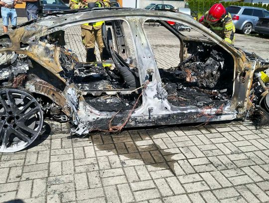 Groźny pożar elektrycznego Audi w Sędziszowie Małopolskim. Ogień zajął cały warsztat!