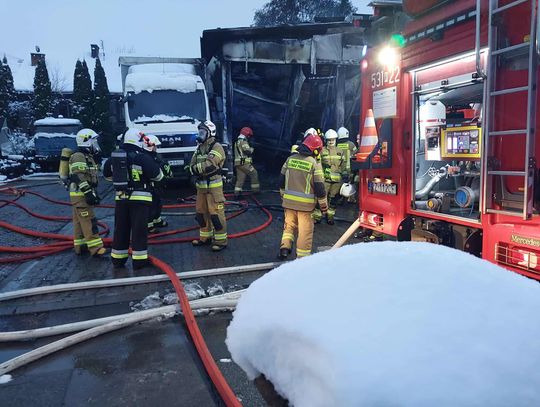 Groźny pożar w lokalnym warsztacie. Poszkodowany trafił do szpitala