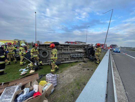 Groźny wypadek na autostradzie A4 pod Łańcutem. Bus uderzył w bariery i przewrócił się na bok [ZDJĘCIA]