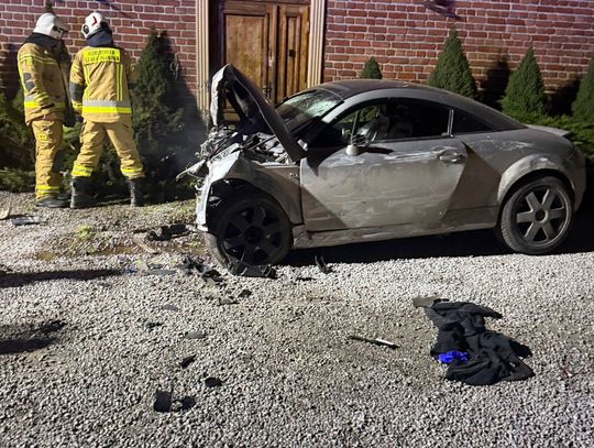 Groźny wypadek w Markowej. Auto uderzyło w przystanek i budynek [ZDJĘCIA]