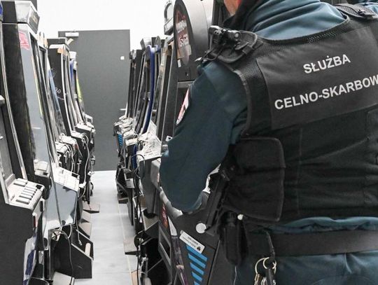 Hazardowy biznes rozbity przez KAS. 10 osób zatrzymanych, setki automatów przejęte