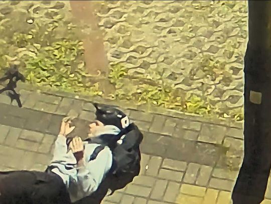 Hulajnoga uderzyła w zaparkowanego Hyundaia. Policja szuka dwóch nastolatków [WIDEO]