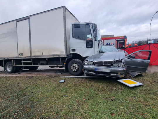 Jaguar zderzył się z volkswagenem oraz tirem Iveco. 85-latek zginął na miejscu