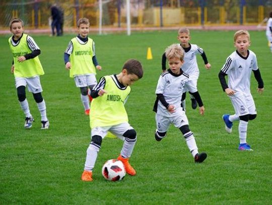 Jakie korzyści przynoszą dzieciom treningi piłkarskie?