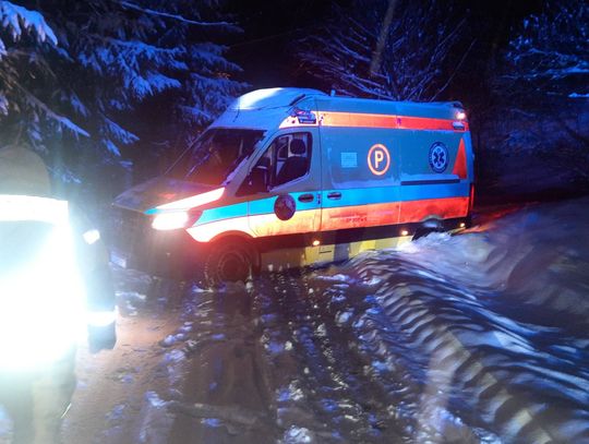 Karetka pogotowia ugrzęzła w śniegu