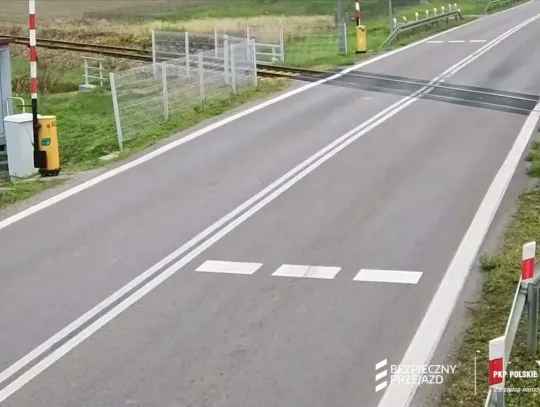 Kierowca autobusu wjechał na przejazd kolejowy w Lubaczowie. O włos od tragedii [WIDEO]