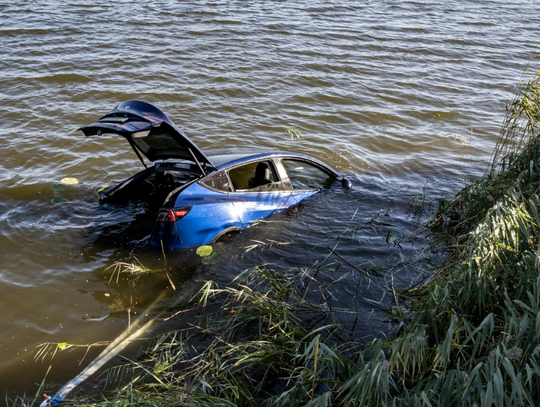 Kierowca zatopił swoje auto, bo pomyliły mu się biegi