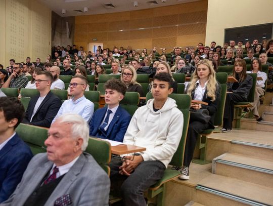Kilka tysięcy studentów rozpoczęło rok akademicki w WSPiA Rzeszowskiej Szkole Wyższej [ZDJĘCIA]
