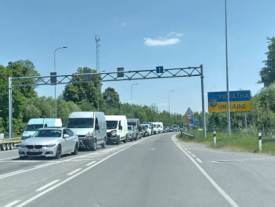 Kilkukilometrowa kolejka samochodów na przejściu granicznym Budomierz-Hruszów