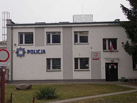 Kobieta pomogła seniorowi, który zdezorientowany chodził po ulicy