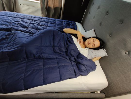 Kołdra obciążeniowa – wsparcie odpoczynku i oddziaływania sensorycznego w codziennym funkcjonowaniu