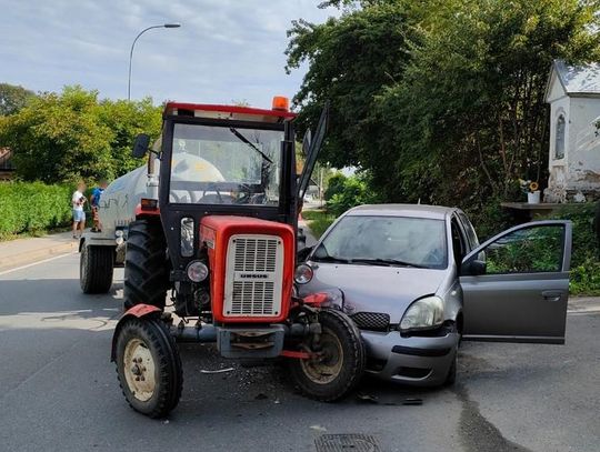 Kolizja toyoty z ciągnikiem rolniczym