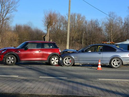 Kolizja trzech samochodów. Jedna osoba trafiła do szpitala