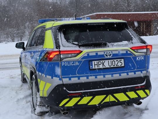 Kompletnie pijany 15-latek leżał w zaspie. Życie uratowała mu latarka w telefonie