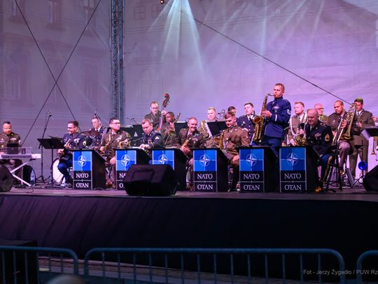 Koncert NATO i Rzeszowskiej Orkiestry na rynku. Zobacz zdjęcia!
