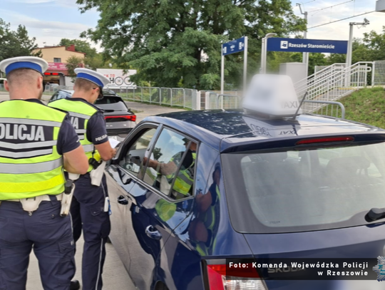Kontrola taksówek na aplikację w Rzeszowie. Policjanci sprawdzili 82 pojazdy
