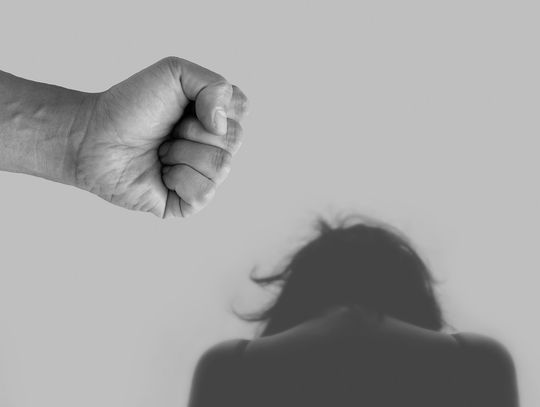 Koszmar domowy trwał latami. 45-latek w areszcie za znęcanie się nad żoną i synem