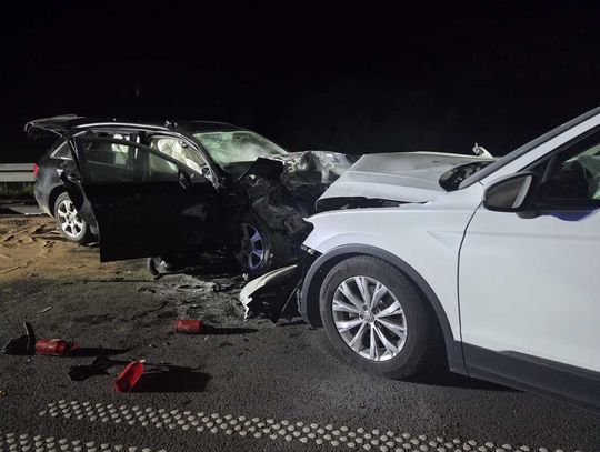 Koszmarny wypadek! Czołowe zderzenie trzech pojazdów, sześć osób w szpitalu