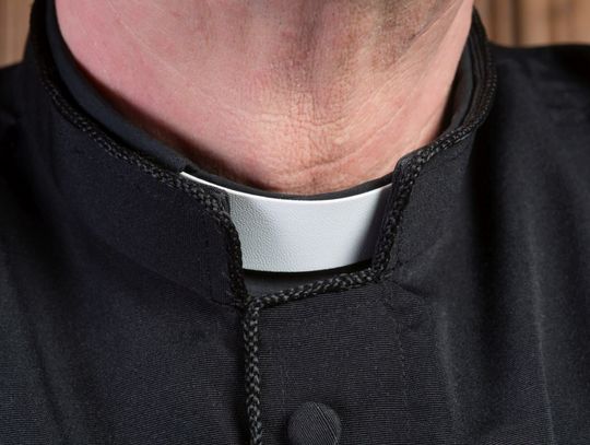 Ksiądz podglądacz stanął dziś przed sądem. Buszował w męskiej toalecie
