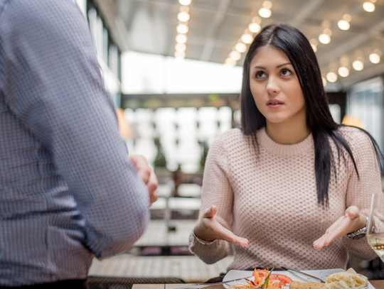 Larwy w daniu z restauracji. I szantaż: zapłać albo wszystkim pokażę