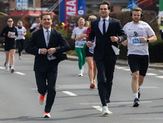 Lekarz z Rzeszowa przebiegł półmaraton w garniturze. Wszystko dla małego Antosia Lekarz z Rzeszowa przebiegł półmaraton w garniturze. Wszystko dla małego Antosia