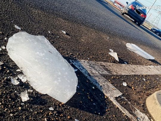 Lód spadł z ciężarówki i uszkodził osobówkę na A4. Policja szuka świadków zdarzenia w Terliczce Lód spadł z ciężarówki i uszkodził osobówkę na A4. Policja szuka świadków zdarzenia w Terliczce