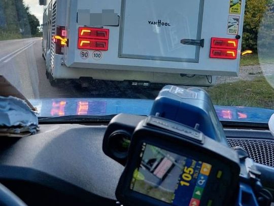 Mandat i odebranie prawa jazdy dla kierowcy autobusu, który jechał 55 km/h za szybko
