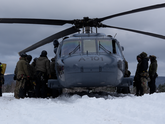 Manewry elitarnych jednostek w sercu Bieszczad: Black Hawki, liny i górskie ewakuacje [ZDJĘCIA, WIDEO]