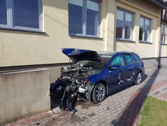 Mężczyzna stracił panowanie nad pojazdem i uderzył w budynek