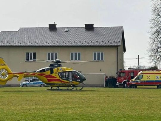 Mężczyzna stracił rękę tnąc drewno na cyrkularce. Został przewieziony do szpitala