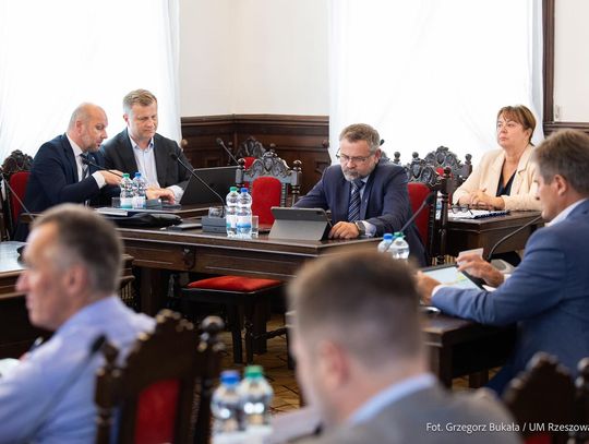 Miliony na drogi, sport i edukację po nadzwyczajnej sesji Rady Miasta Rzeszowa