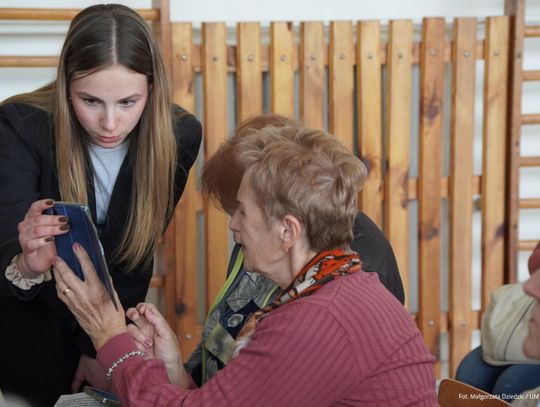 Młodzi zmieniają świat cyfrowy seniorów. Chatbot z Rzeszowa może stać się przełomem