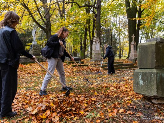 Młodzież i urzędnicy zadbali o Stary Cmentarz przy Targowej przed Wszystkimi Świętymi! [ZDJĘCIA]