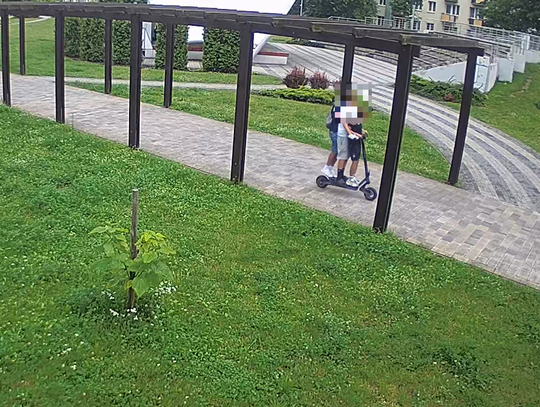Młodzież jeździ na hulajnogach jak popadnie. Później płaczą rodzice...