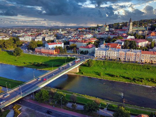 Most między przęsłami zabytkowego obiektu w Przemyślu