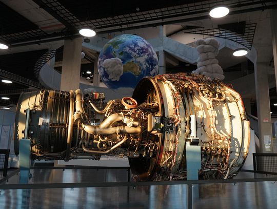 MTU Aero Engines Polska przekazało makietę legendarnego silnika V2500 do PCN "Łukasiewicz"