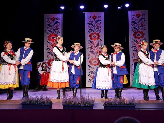 Muzyka, taniec i tradycja na scenie w Trzcianie. „Pułanie” w nowych strojach rzeszowskich [ZDJĘCIA]