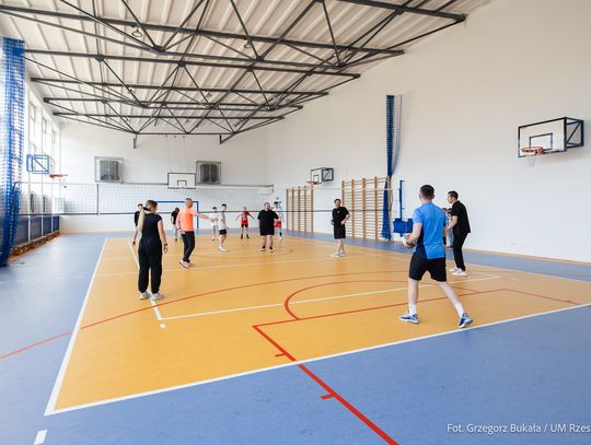 Na osiedlu Kmity wyremontowana hala w SP 16 już służy uczniom