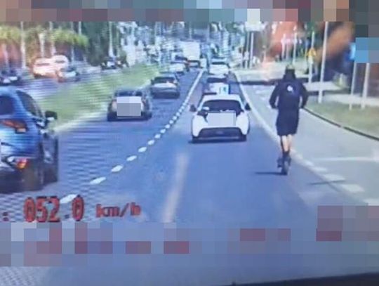 Nastolatek pędził hulajnogą 52 km/h po Rzeszowie. Sprawą zajmie się sąd rodzinny [WIDEO]