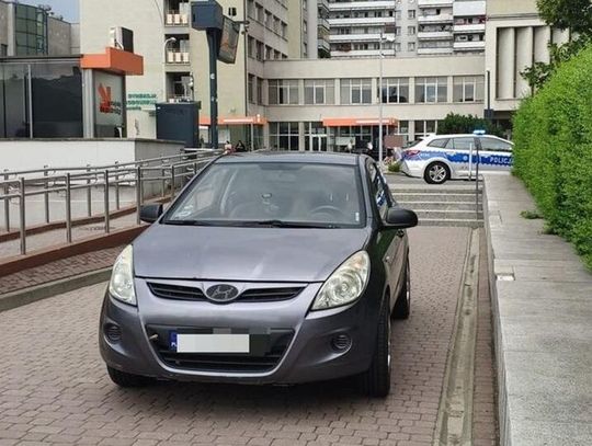 Nawigacja poprowadziła na.. schody. Nietypowy incydent na parkingu PUW w Rzeszowie